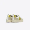 Cuero V-10 blanco licor almendra